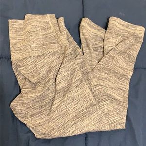 Leggings. Capris.